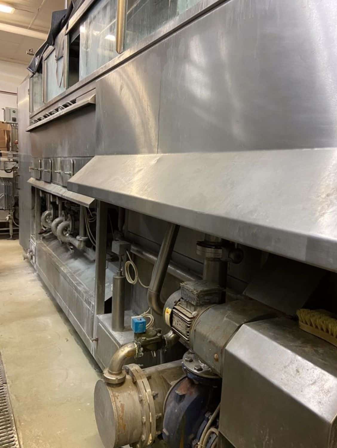 Side view of Nagel, PAC, Juwatec Returnable Glass Filling line for beer, soft drink