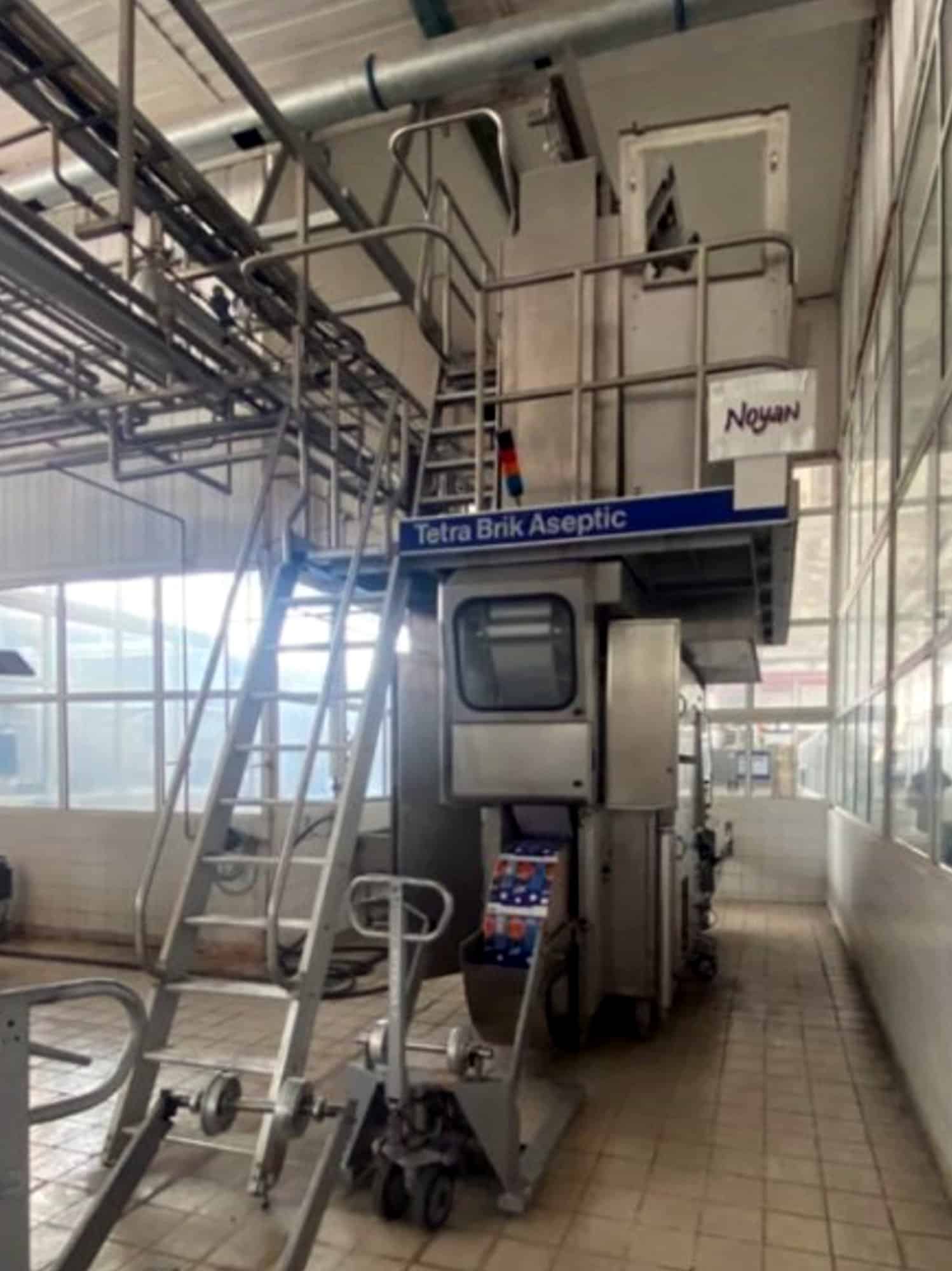 Right view of Tetra Pak TBA 8-1000 SQ