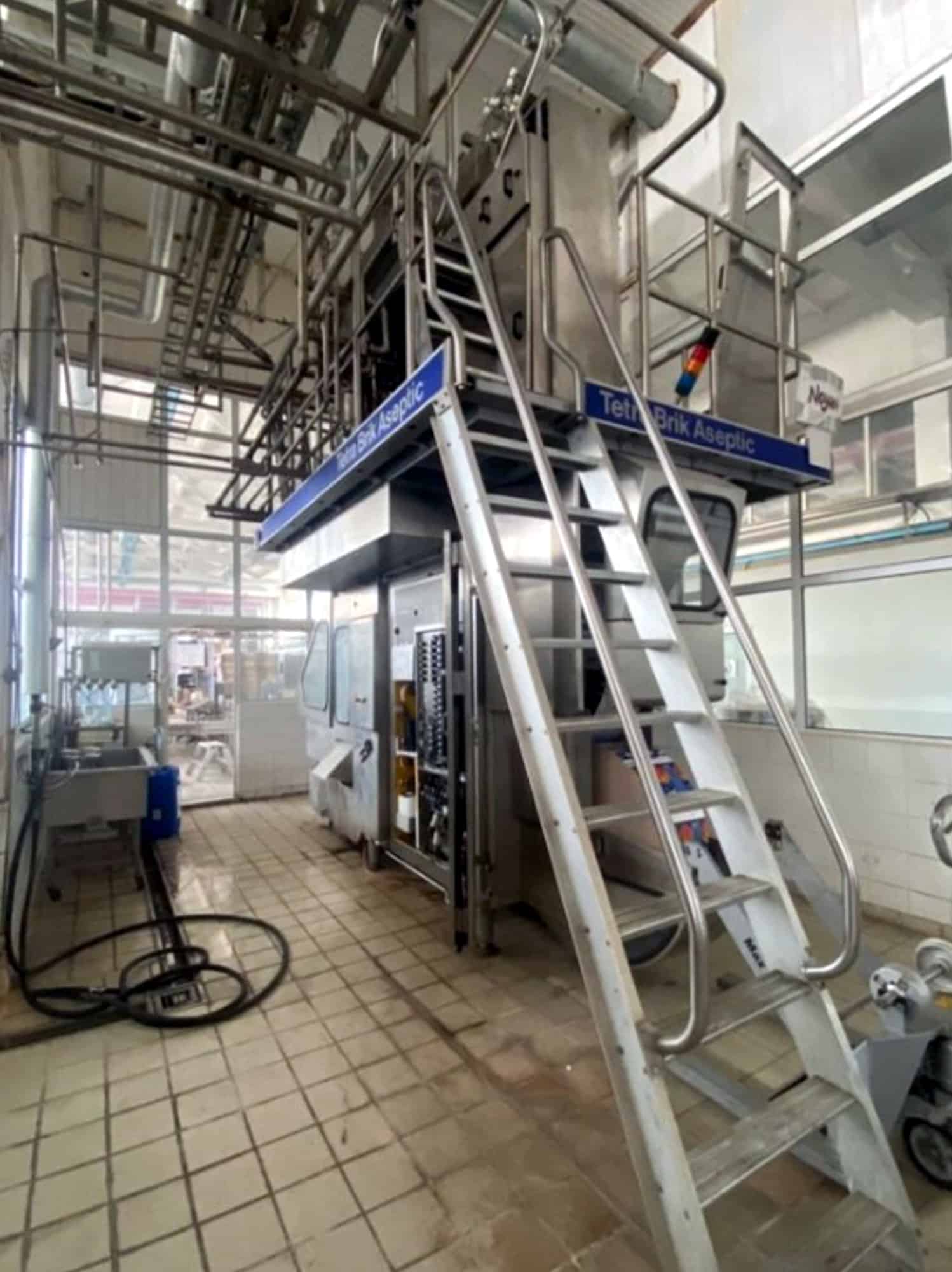 Left view of Tetra Pak TBA 8-1000 SQ