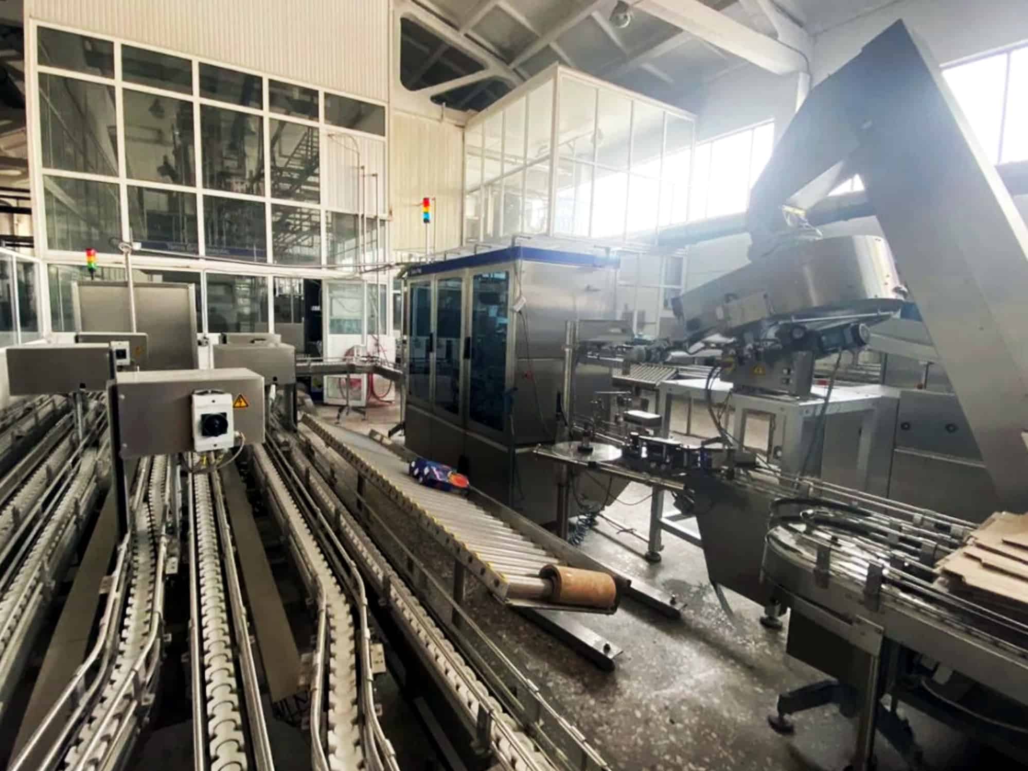 Side view of Tetra Pak TBA 8-1000 SQ